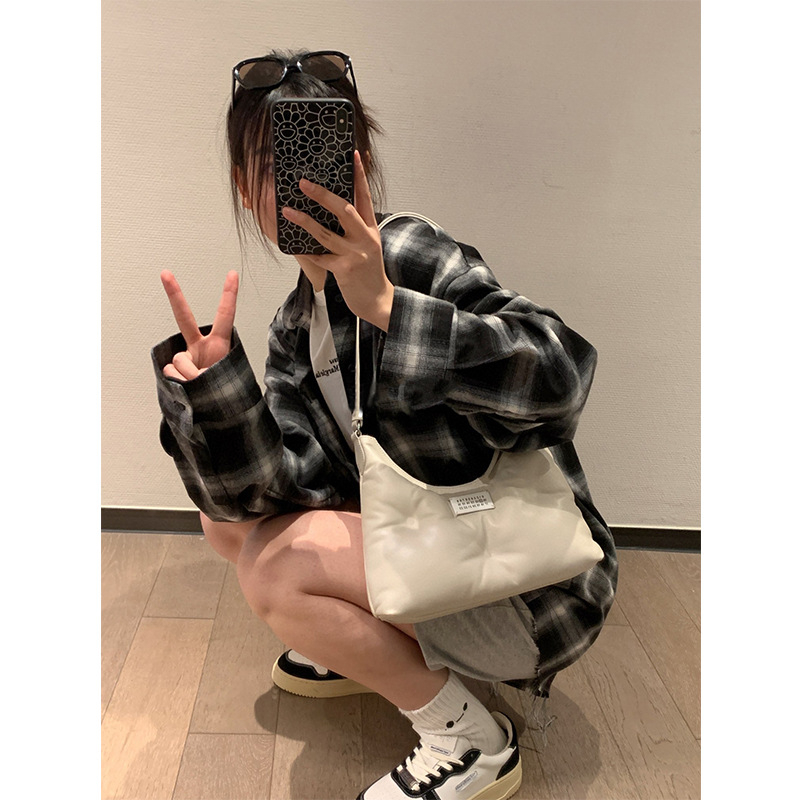 Margiela hobo torba od ovčje kože u obliku jastuka, mini crossbody, prava koža, za žene