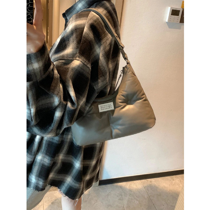 Margiela hobo torba od ovčje kože u obliku jastuka, mini crossbody, prava koža, za žene