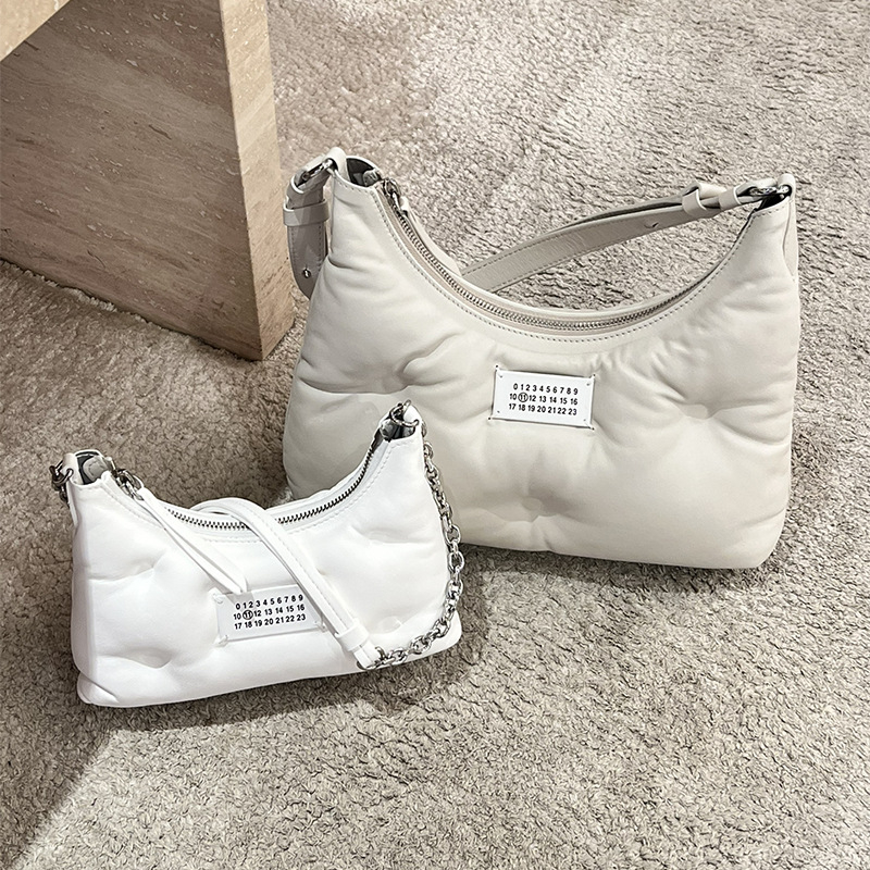Margiela hobo torba od ovčje kože u obliku jastuka, mini crossbody, prava koža, za žene