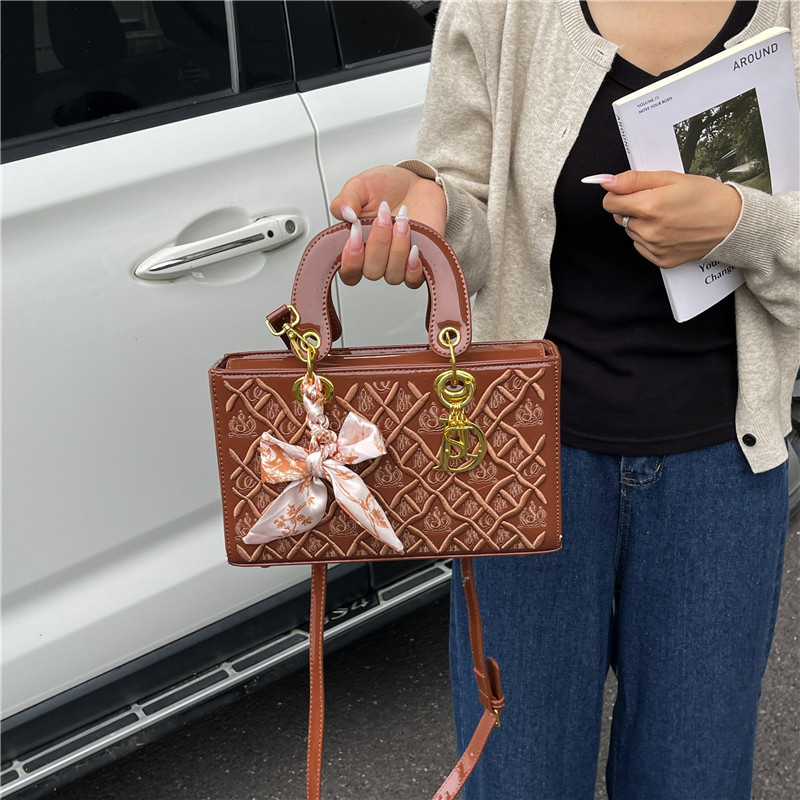 PU kožna torba s izšivkom i detaljem šala, stil Princeze Diane, srednja torba za rame i crossbody za žene
