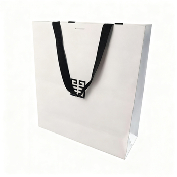 Geantă de cumpărături din carton alb, cu logo personalizat — geantă minimalistă de cadouri
