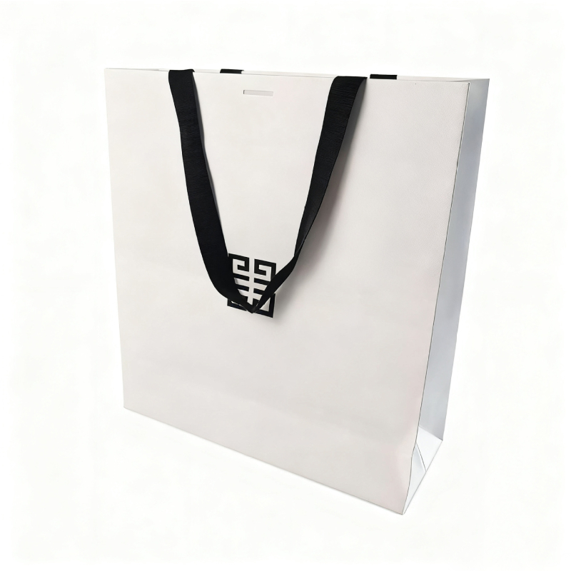 Geantă de cumpărături din carton alb, cu logo personalizat — geantă minimalistă de cadouri