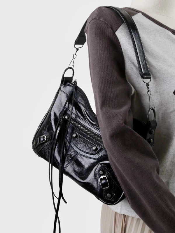 Miss Summer žena crossbody torba od prave kože s olej-vosk završnim slojem, srednje veličine, zatvarač, ukrasni riveti, motocikl stil, džepovi za telefon i dokumente, jesen 2025