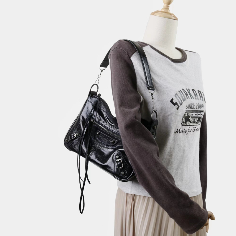 Miss Summer žena crossbody torba od prave kože s olej-vosk završnim slojem, srednje veličine, zatvarač, ukrasni riveti, motocikl stil, džepovi za telefon i dokumente, jesen 2025