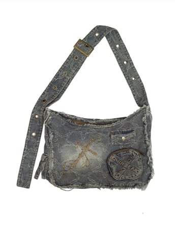 Denim torba preko ramena u Y2K stilu s rivet detaljima, velika kapaciteta, retro isprani denim.