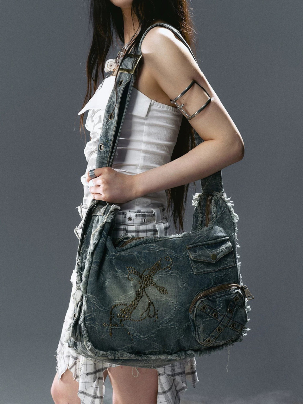 Denim torba preko ramena u Y2K stilu s rivet detaljima, velika kapaciteta, retro isprani denim.