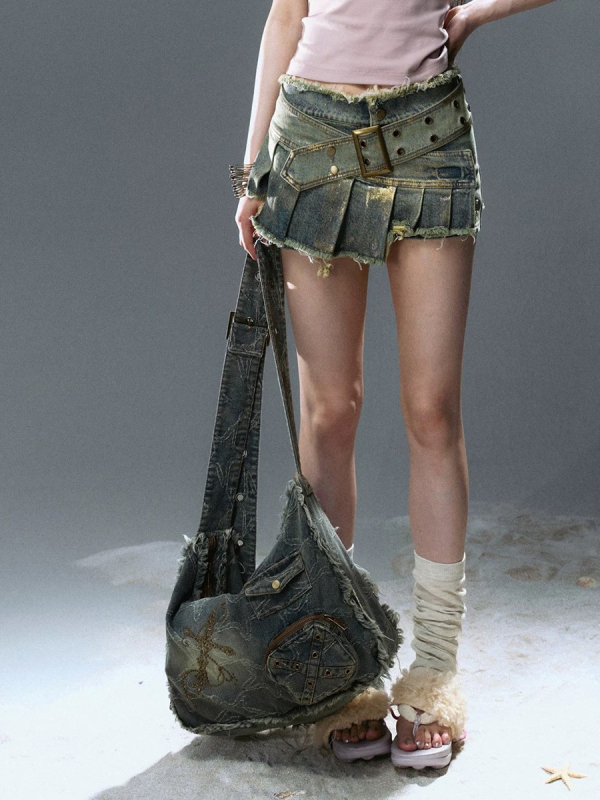 Denim torba preko ramena u Y2K stilu s rivet detaljima, velika kapaciteta, retro isprani denim.