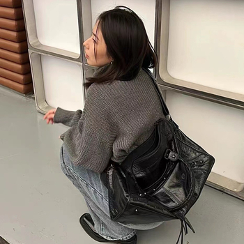 2024 trendi pariska torba za biker s ukrasima, ABG nadahnut, ručno nošena, velika kapaciteta, ramena ili crossbody