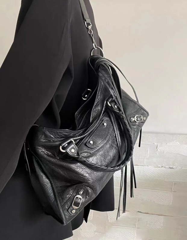 2024 trendi pariska torba za biker s ukrasima, ABG nadahnut, ručno nošena, velika kapaciteta, ramena ili crossbody