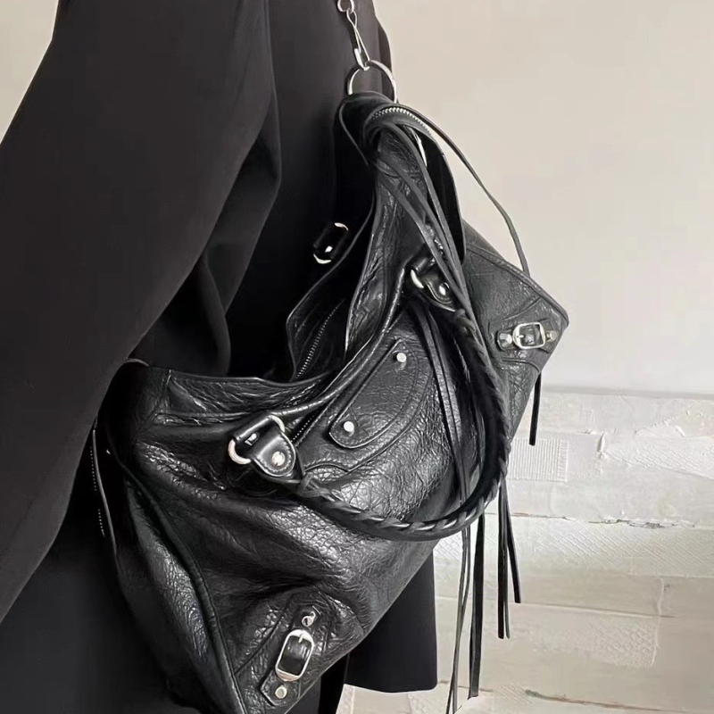2024 trendi pariska torba za biker s ukrasima, ABG nadahnut, ručno nošena, velika kapaciteta, ramena ili crossbody