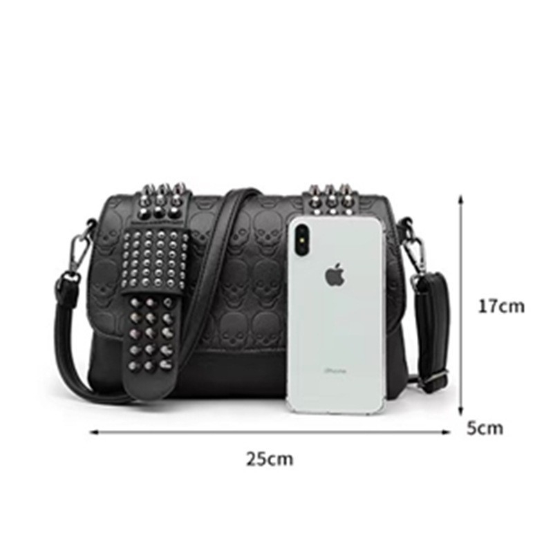 ANNMUU Ženska crossbody torba s rivetima i crnim lubanjama, PU, mala kvadratna torbica, reljefna površina, gradski stil