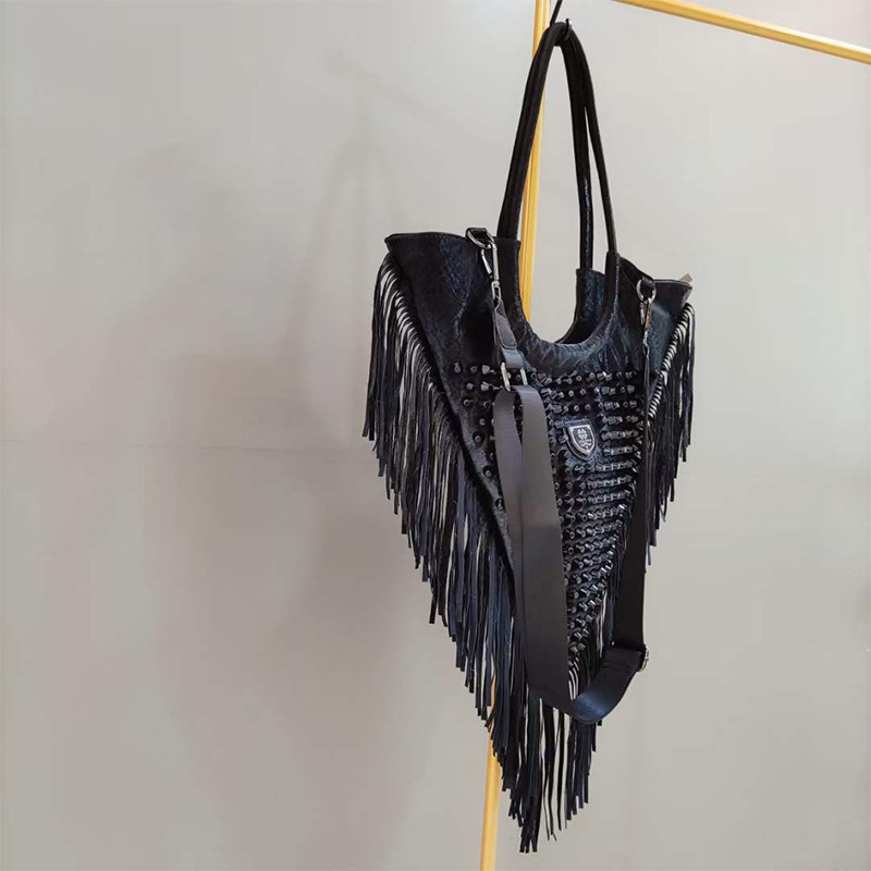 Torba preko ramena u europsko-američkom uličnom stilu sa kopčama i resicama, trokutasti crossbody, velika i svestrana