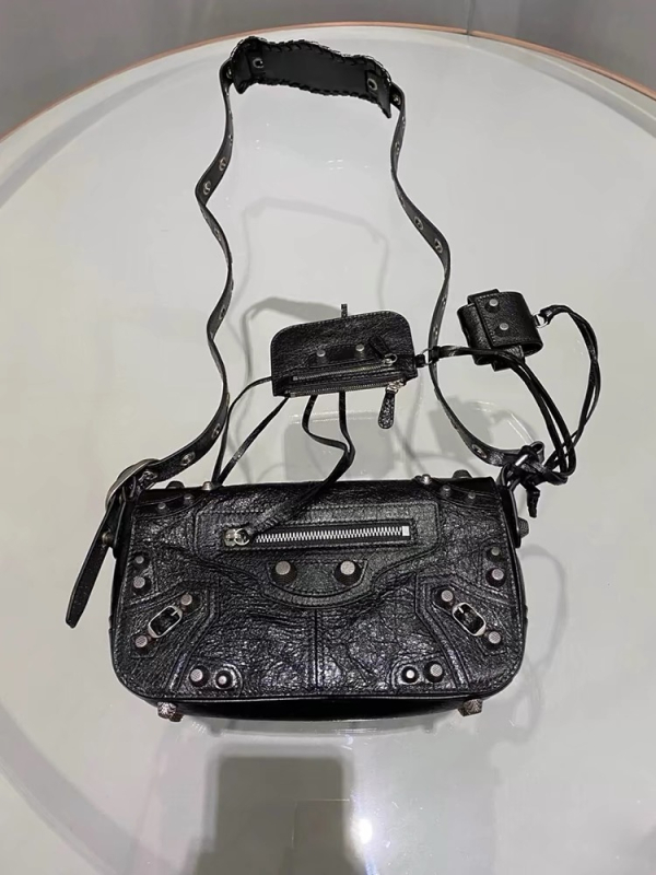 Kožna torba uličnog stila s ukrјicama i kapicom, mala kvadratna messenger torba preko ramena, unisex