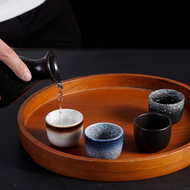 Japán stílusú porcelán saké készlet kancsóval és poharakkal, otthoni használatra, adagolóval