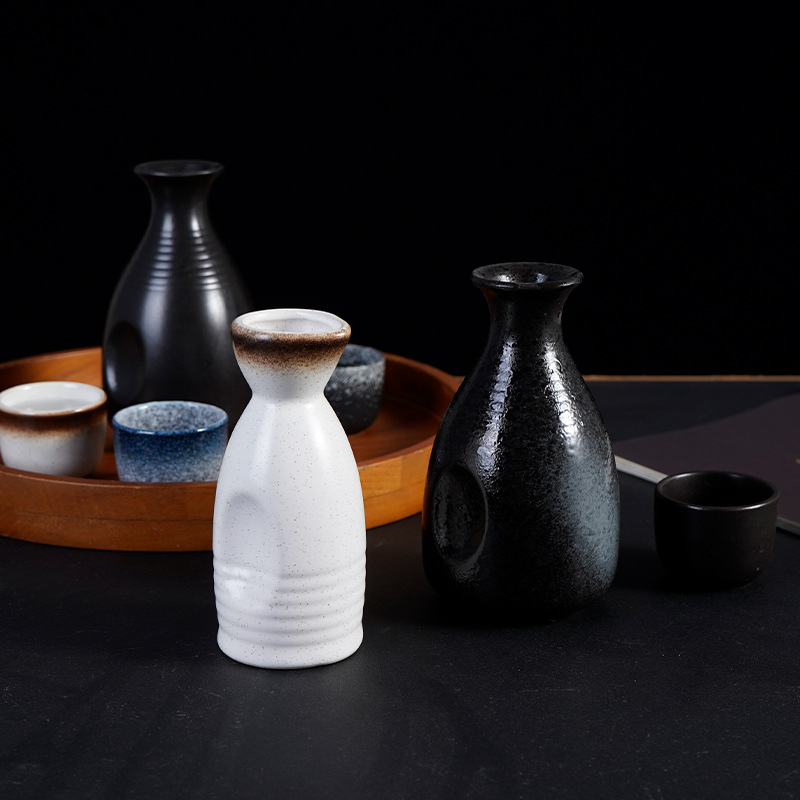 Japán stílusú porcelán saké készlet kancsóval és poharakkal, otthoni használatra, adagolóval