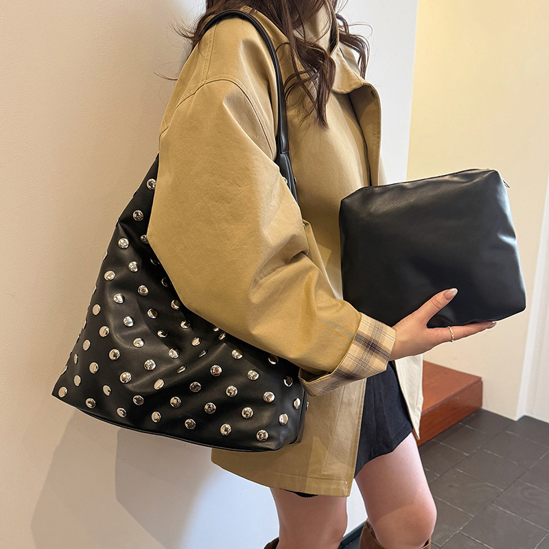 Torbica tote s rivetima, velika kapaciteta, motociklistički stil, preko ramena ili crossbody