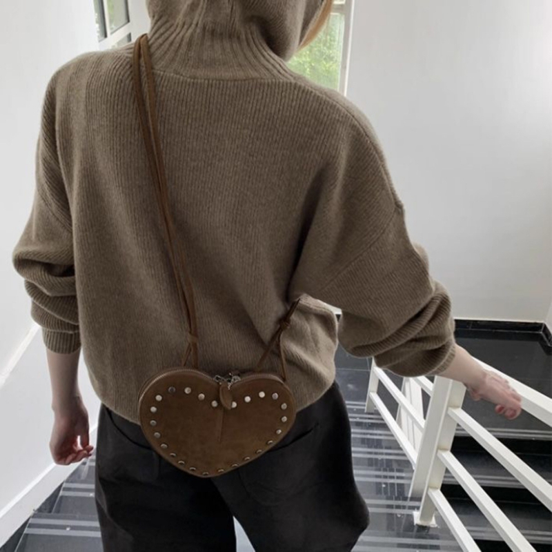 2025-ös őszi-téli kollekció: szív alakú velúr crossbody táska szegecses részletekkel