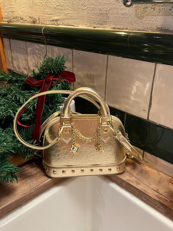 Mala crossbody torbica u obliku školjke s rivetima, PU koža, boja šampanjac