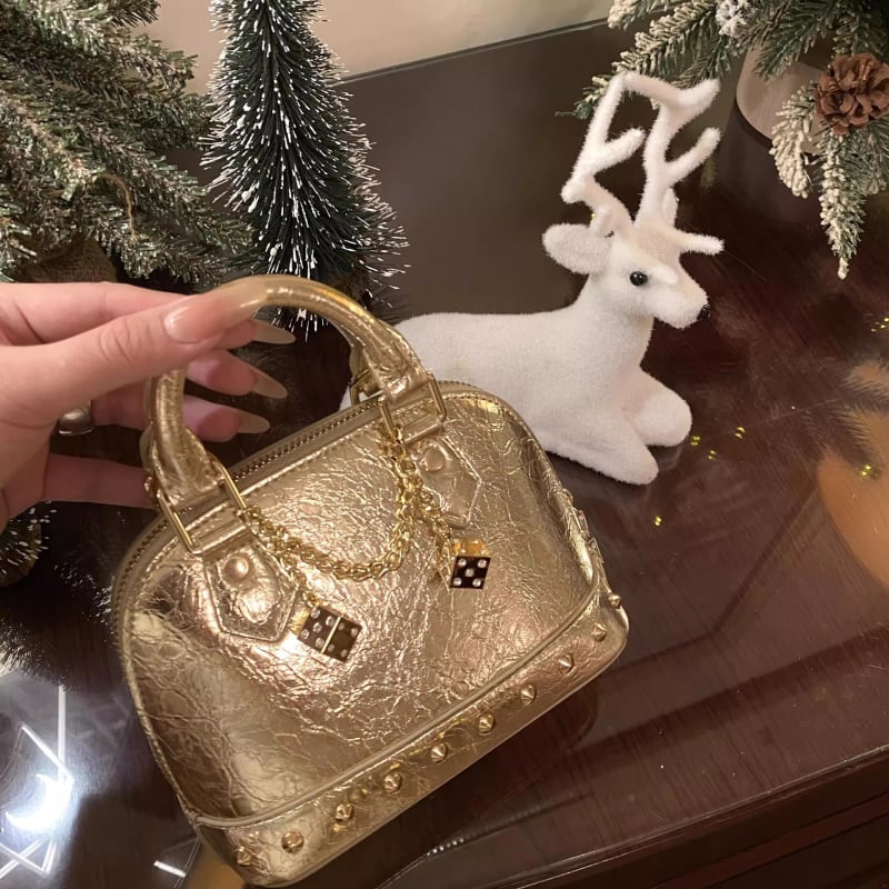 Mala crossbody torbica u obliku školjke s rivetima, PU koža, boja šampanjac