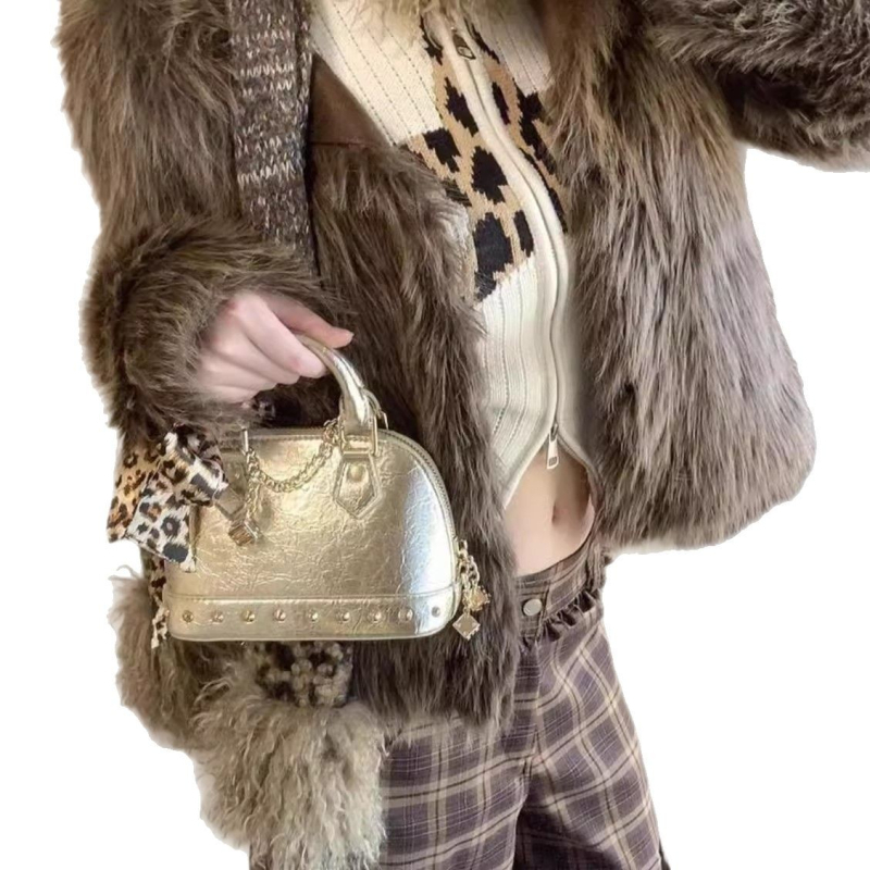 Mala crossbody torbica u obliku školjke s rivetima, PU koža, boja šampanjac