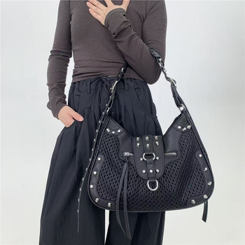 Ženska torbica preko ramena u uličnom Y2K stilu sa šiljcima, tamni dojam, crossbody torba