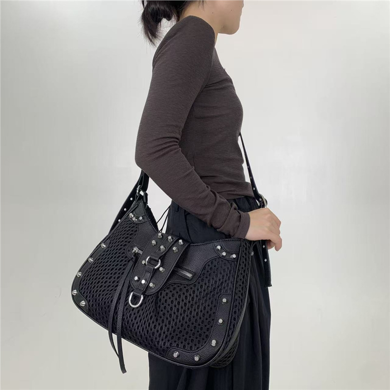 Ženska torbica preko ramena u uličnom Y2K stilu sa šiljcima, tamni dojam, crossbody torba