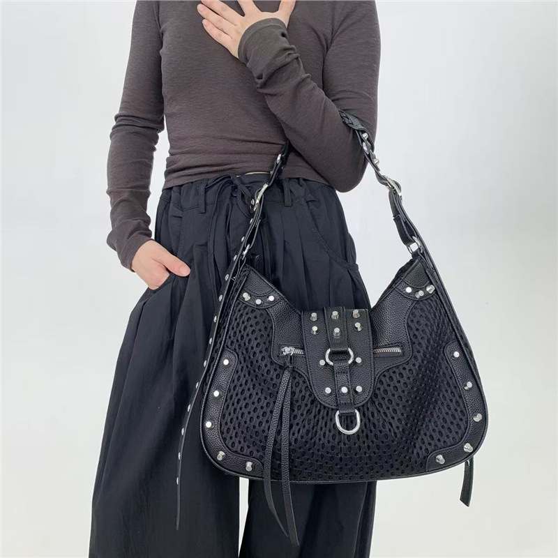 Ženska torbica preko ramena u uličnom Y2K stilu sa šiljcima, tamni dojam, crossbody torba