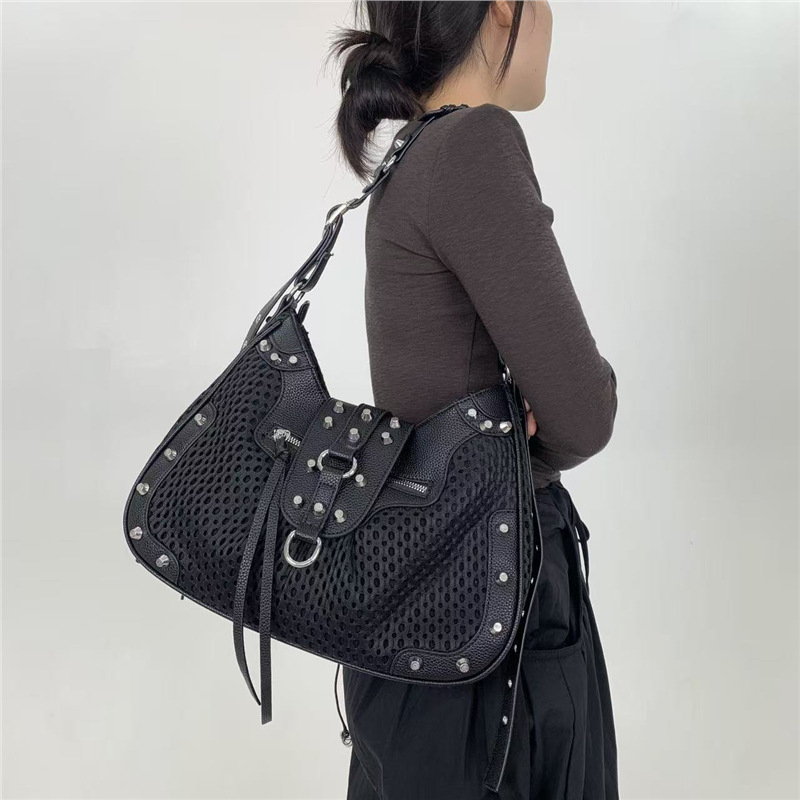 Ženska torbica preko ramena u uličnom Y2K stilu sa šiljcima, tamni dojam, crossbody torba