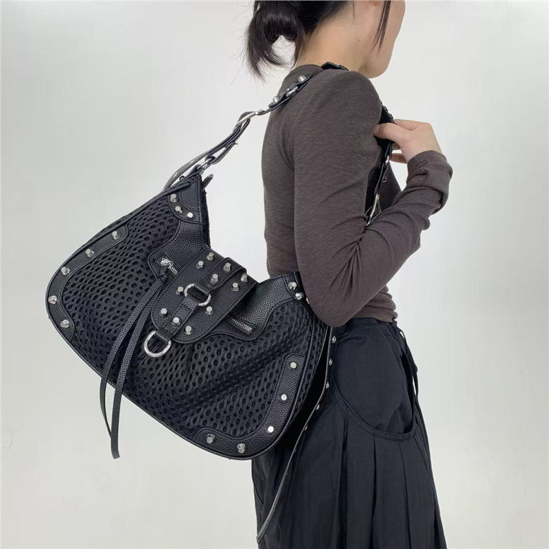 Ženska torbica preko ramena u uličnom Y2K stilu sa šiljcima, tamni dojam, crossbody torba