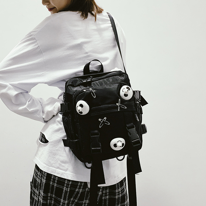 Harajuku inspirirana tamna utilitarna torba preko ramena i ruksak s motivom medvjeda, unisex, kapacitet ispod 20 L