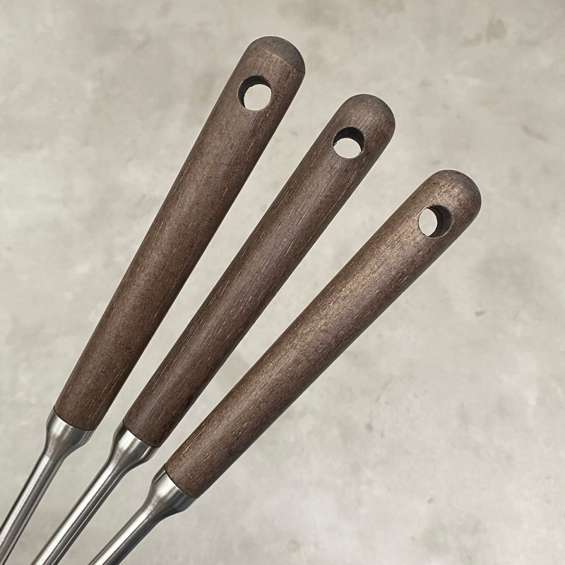 Spatulă mică din oțel inoxidabil cu mâner lung pentru gătit acasă, spatulă antiaderentă pentru tigaie, rezistentă la temperaturi înalte, mâner din lemn de nuc