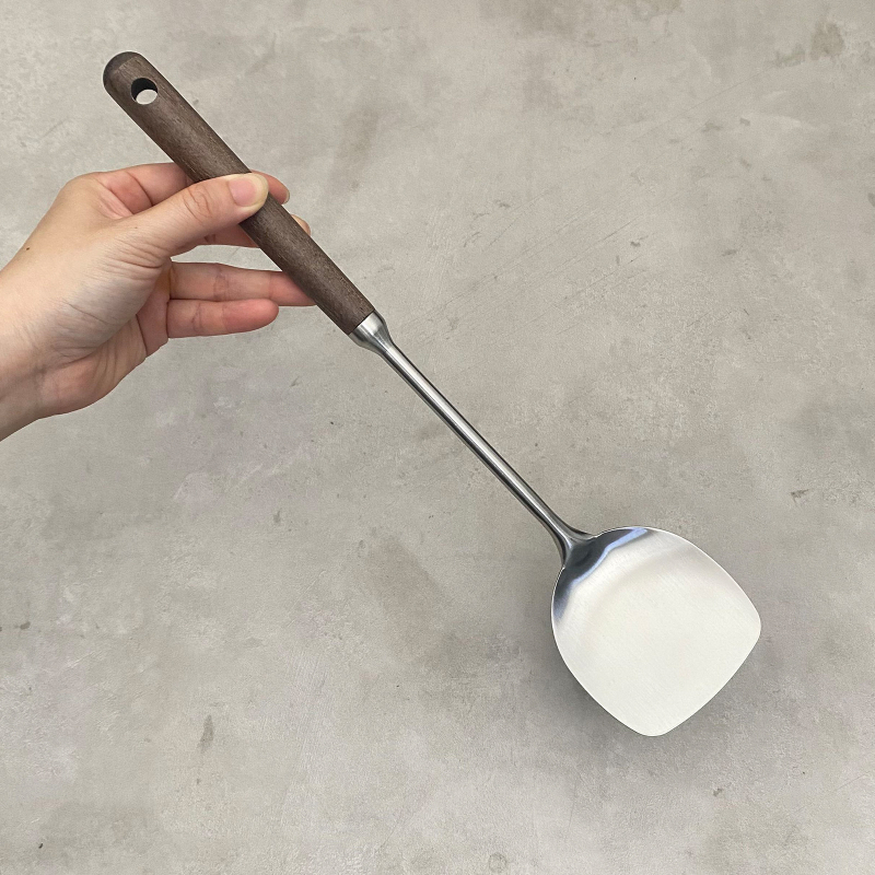 Spatulă mică din oțel inoxidabil cu mâner lung pentru gătit acasă, spatulă antiaderentă pentru tigaie, rezistentă la temperaturi înalte, mâner din lemn de nuc