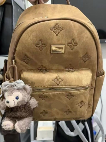Modni i svestrani ruksak s svijetlo smeđim monogramskim dizajnom, pogodan za posao, gradske obaveze, studente, mlade i putovanja