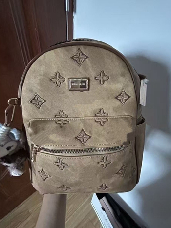 Modni i svestrani ruksak s svijetlo smeđim monogramskim dizajnom, pogodan za posao, gradske obaveze, studente, mlade i putovanja