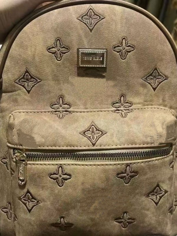 Modni i svestrani ruksak s svijetlo smeđim monogramskim dizajnom, pogodan za posao, gradske obaveze, studente, mlade i putovanja