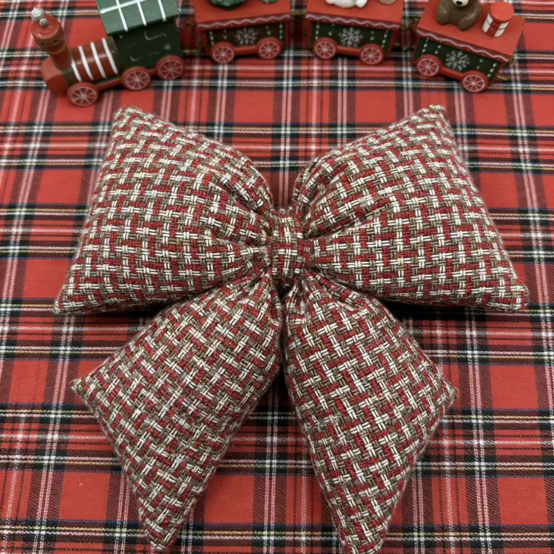 Ornament de Crăciun lucrat manual, fundă roșie în carouri, din material textil cu umplutură 3D