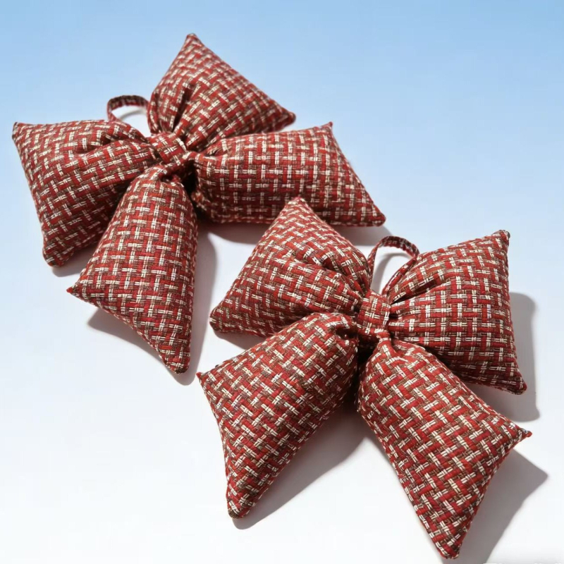 Ornament de Crăciun lucrat manual, fundă roșie în carouri, din material textil cu umplutură 3D