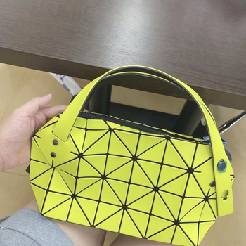 Ženska torba Boston od PVC s prešivanjem uzorkom u obliku jastuka, remen ili crossbody, gradski stil, svestrana.