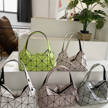 Ženska torba Boston od PVC s prešivanjem uzorkom u obliku jastuka, remen ili crossbody, gradski stil, svestrana.