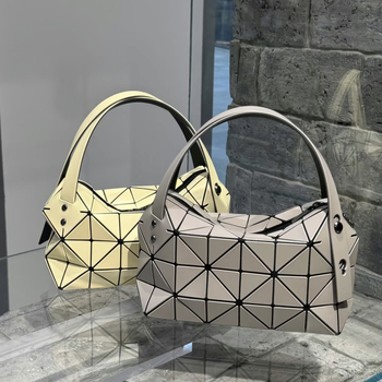 Ženska torba Boston od PVC s prešivanjem uzorkom u obliku jastuka, remen ili crossbody, gradski stil, svestrana.