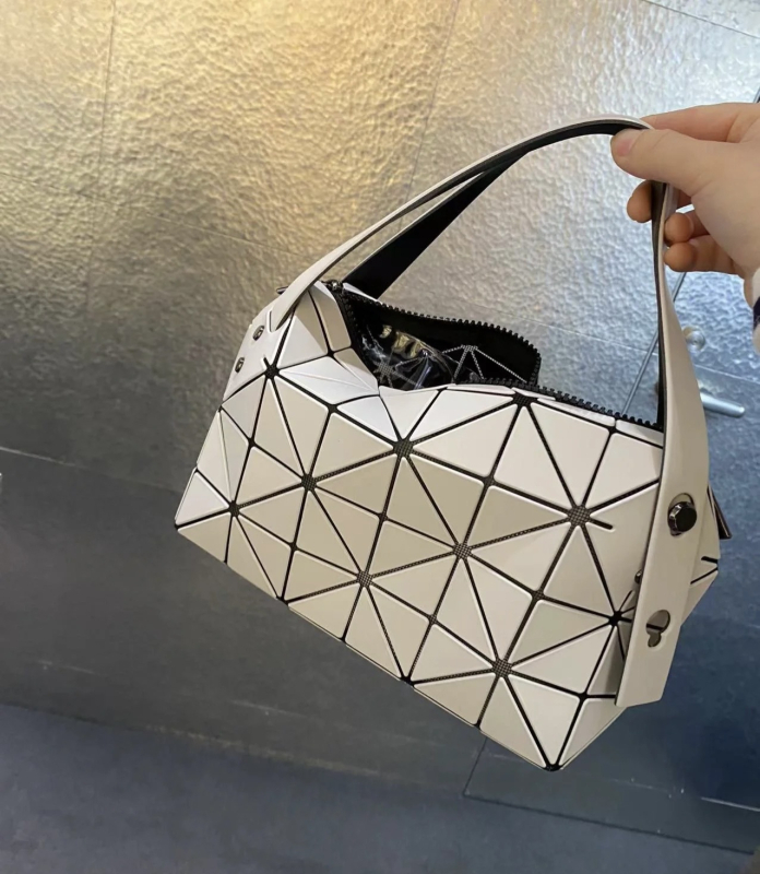 Ženska torba Boston od PVC s prešivanjem uzorkom u obliku jastuka, remen ili crossbody, gradski stil, svestrana.