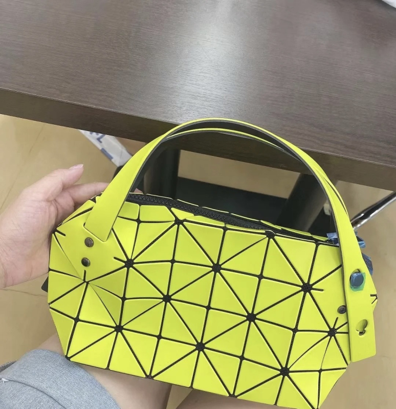 Ženska torba Boston od PVC s prešivanjem uzorkom u obliku jastuka, remen ili crossbody, gradski stil, svestrana.