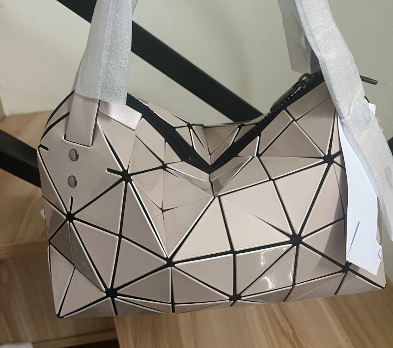 Ženska torba Boston od PVC s prešivanjem uzorkom u obliku jastuka, remen ili crossbody, gradski stil, svestrana.