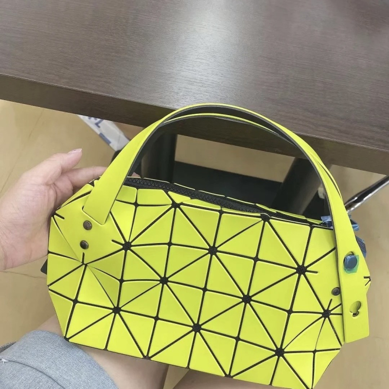 Ženska torba Boston od PVC s prešivanjem uzorkom u obliku jastuka, remen ili crossbody, gradski stil, svestrana.