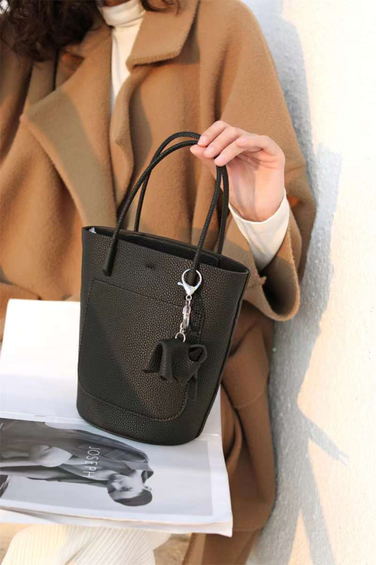 Ženska torba tipa bucket od prave kože, srednje veličine, 2024 novi dizajn, svestrana crossbody, jednostavna kožna torba