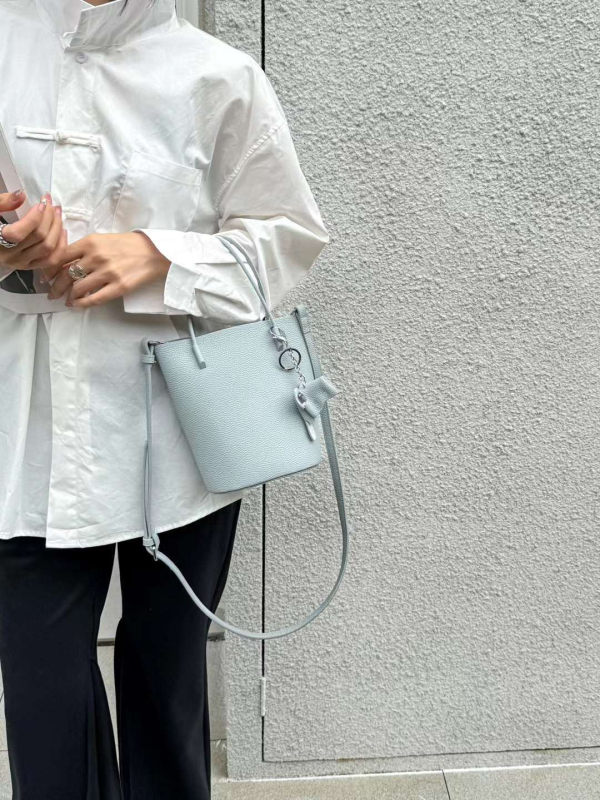 Ženska torba tipa bucket od prave kože, srednje veličine, 2024 novi dizajn, svestrana crossbody, jednostavna kožna torba