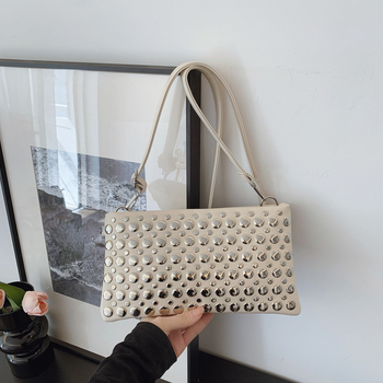 Ženska crossbody torba sa sjajnim zakovicama, mala kvadratna torba, široka naramenica, europski stil, 2025