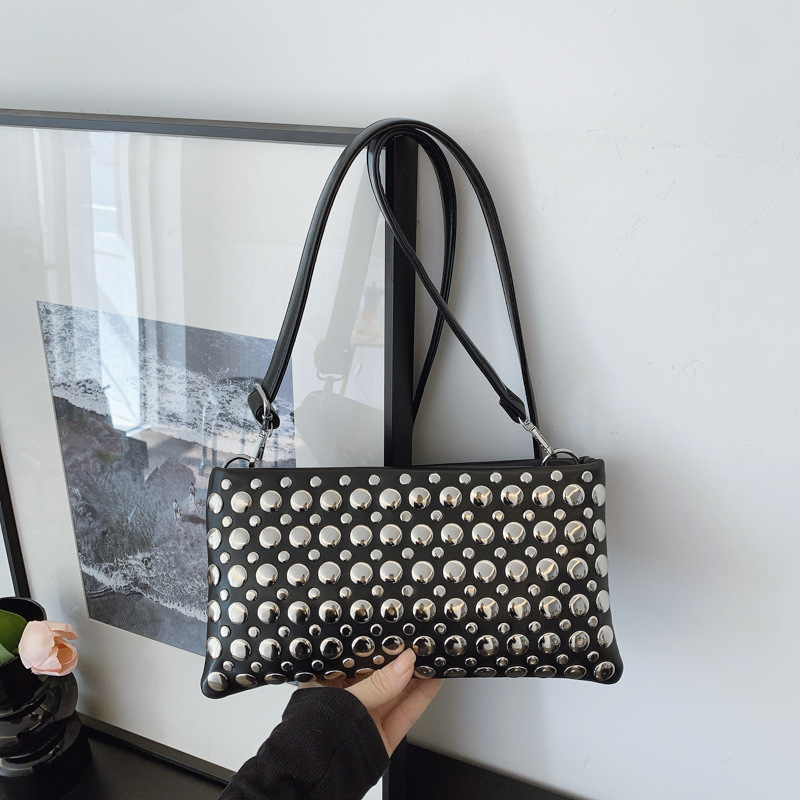 Ženska crossbody torba sa sjajnim zakovicama, mala kvadratna torba, široka naramenica, europski stil, 2025