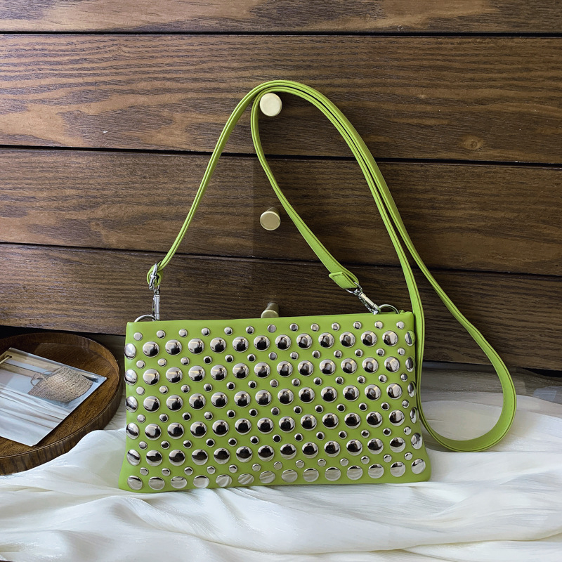 Ženska crossbody torba sa sjajnim zakovicama, mala kvadratna torba, široka naramenica, europski stil, 2025