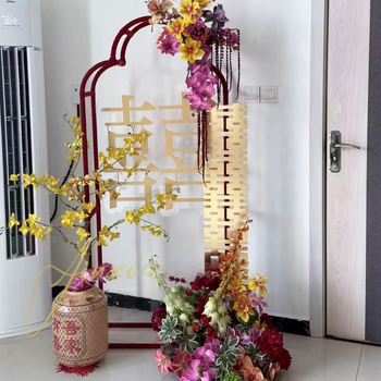 Cadru arcuit din fier pentru decorul de nuntă în spațiu și aranjamente florale interioare